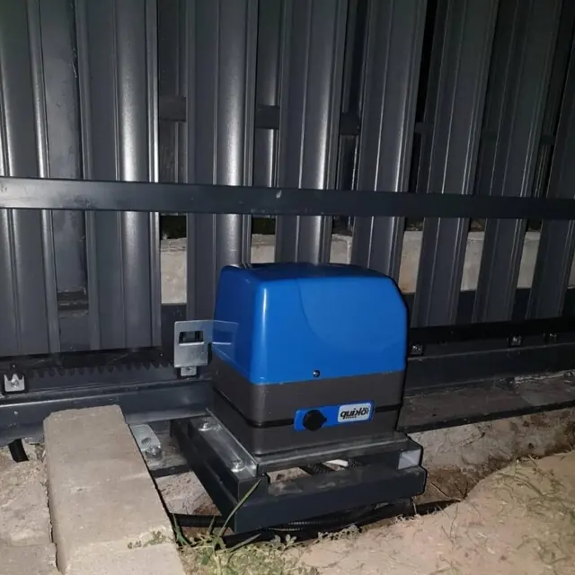 Sliding gate motor with gear rack